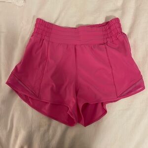 Lululemon sonic pink Hotty Hot low rise 2.5” shorts| NEVER WORN
